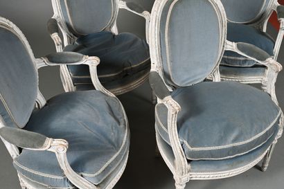 Suite de quatre fauteuils médaillon en hêtre...