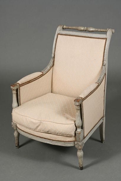 Bergère en hêtre repeint, à barrette, consoles...