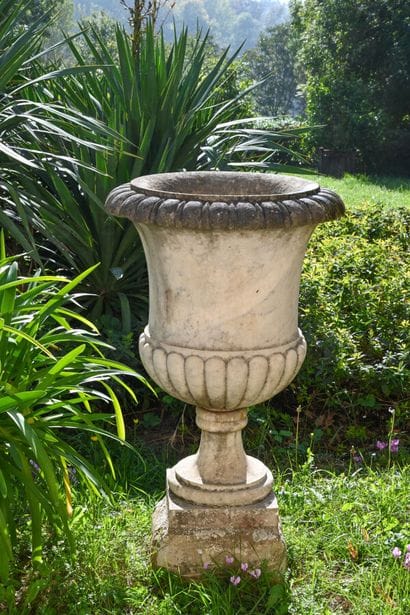 Paire de vases Médicis de jardin en marbre...