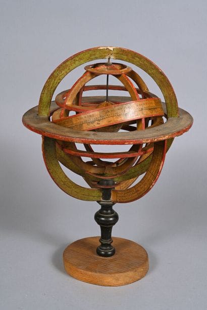 Sphère armillaire en bois et papiers collés,...