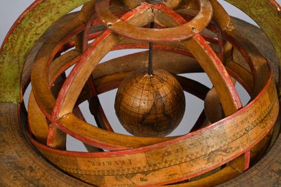 Sphère armillaire en bois et papiers collés,...