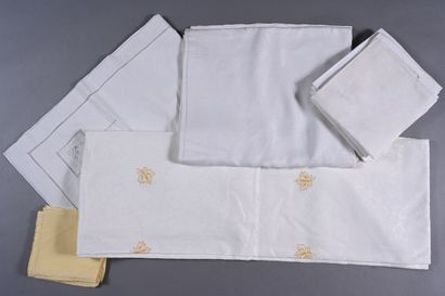Linge de maison : nappe damassée blanche,...