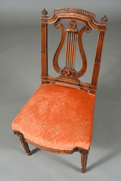 Petite chaise en noyer mouluré, sculpté de...