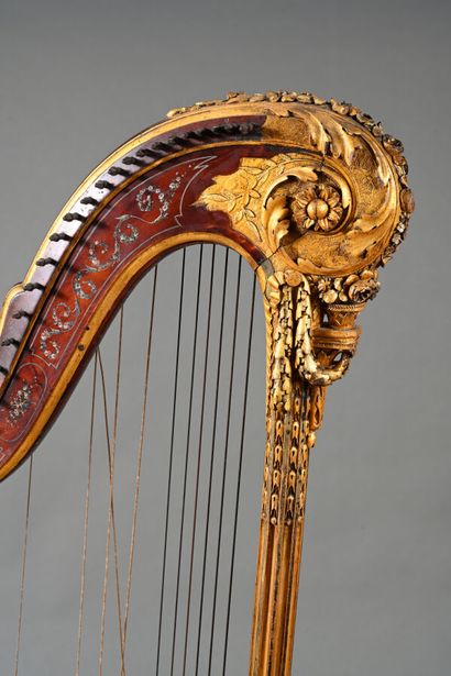 Harpe à mécanisme à crochets pour 38 cordes...