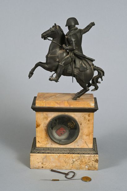 Pendule borne en marbre veiné, moulures feuillagées,...