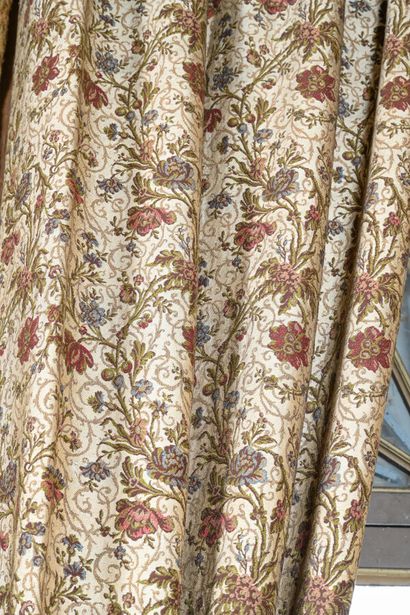 Deux paires de rideaux tissés à décor polychrome...