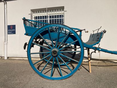 Voiture hippomobile en bois repeint en bleu,...