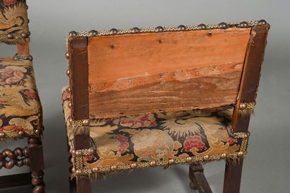 Paire de chaises à dossiers bas en noyer,...