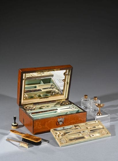 Nécessaire à couture dans un coffret en bois...