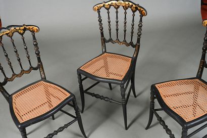Trois chaises en bois tourné en bobine, noirci,...
