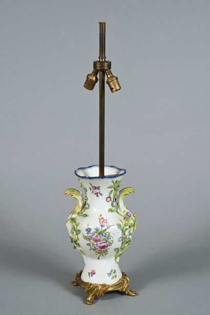 Vase balustre en porcelaine à décor polychrome...