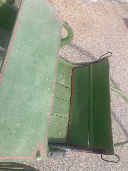 Voiture hippomobile en bois repeint en vert...