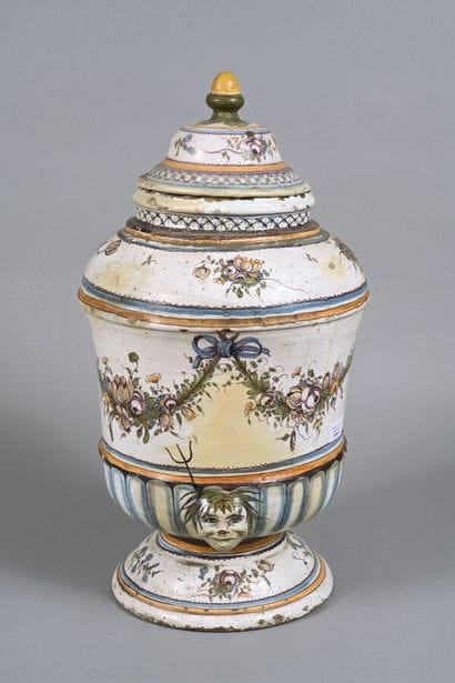 AUXERROIS
Grand pot couvert de forme balustre...