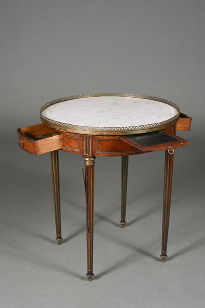 Table bouillotte dans le style Louis XVI...