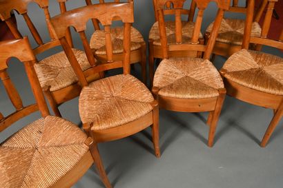Douze chaises en merisier, assises paillées,...