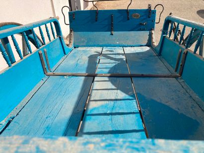 Voiture hippomobile en bois repeint en bleu,...