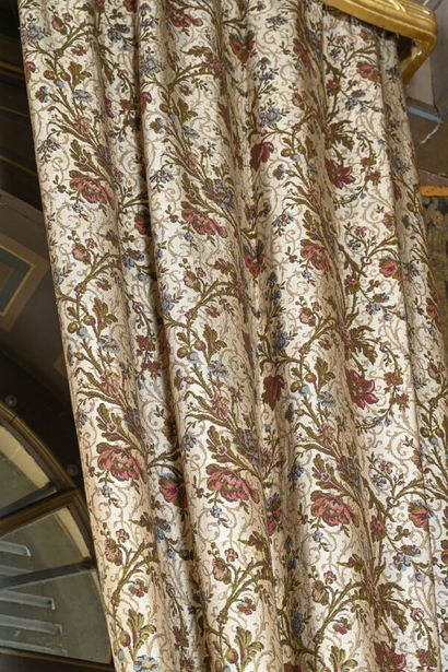 Deux paires de rideaux tissés à décor polychrome...