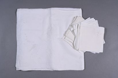 Linge de maison : grande nappe blanche en...