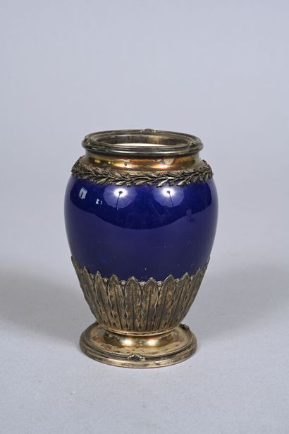 Petit vase ovoïde en céramique à fond bleu...