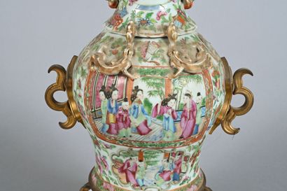 Chine, Canton, fin XIXe siècle 
Vase balustre...