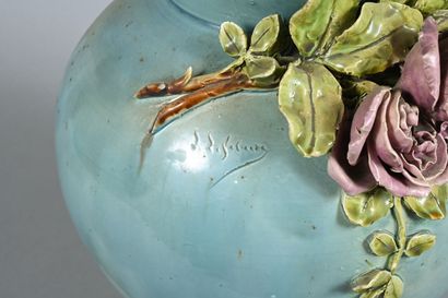 Vase en barbotine à décor polychrome de fleurs...