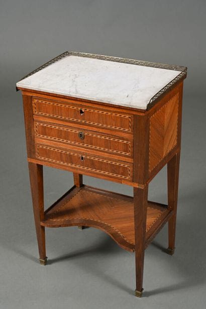 Petite table chiffonnière en placage de bois...