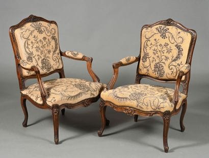 Paire de fauteuils à la Reine dans le style...