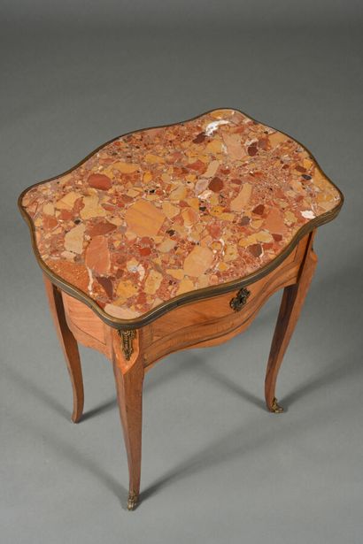 Petite table de salon de milieu dans le style...