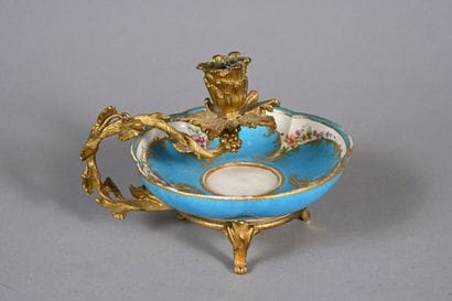 Bougeoir à main en bronze doré à décor de...