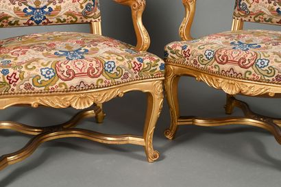 Paire de fauteuils à la Reine dans le style...