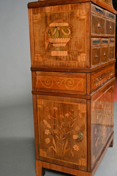 Cartonnier de bureau dans le style Louis...