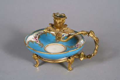 Bougeoir à main en bronze doré à décor de...