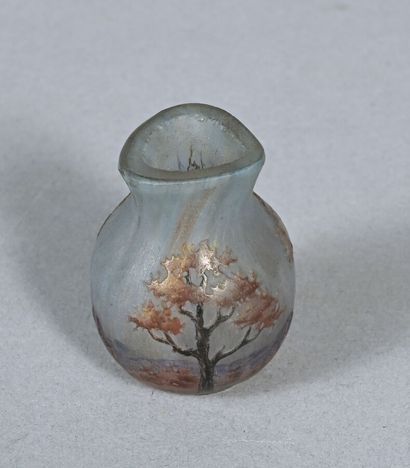 DAUM - NANCY 
Vase miniature à corps sphérique...