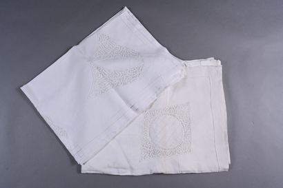 Linge de maison : grande nappe de réception...