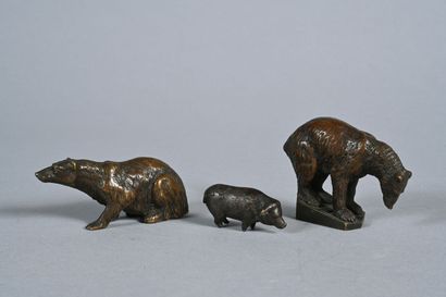 Trois sculptures en bronze patiné, figurant...