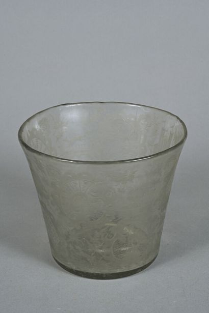 Vase cylindrique, tronconique, à décor gravé...