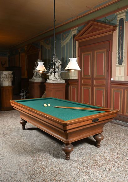 Billard français en noyer et hêtre, sur quatre...