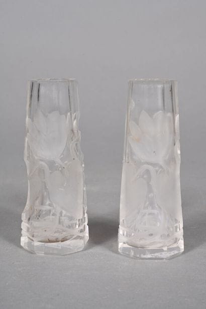TRAVAIL FRANÇAIS 
Paire de vases en cristal...