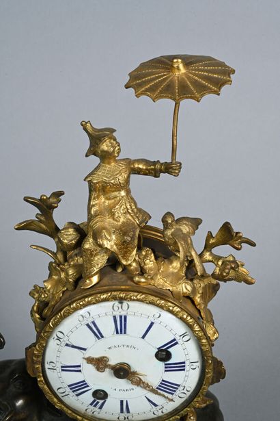 Pendule à l'éléphant, la trompe en l'air,...