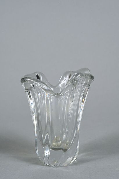 BACCARAT. Petit vase cornet en cristal à...