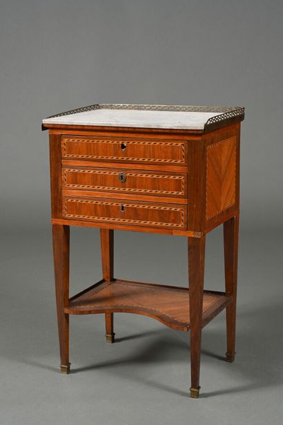 Petite table chiffonnière en placage de bois...