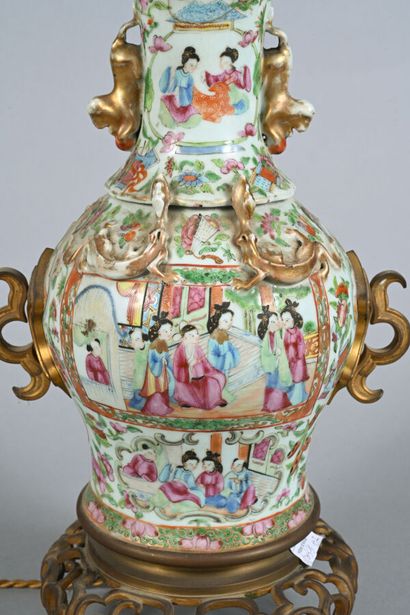 Chine, Canton, fin XIXe siècle 
Vase balustre...