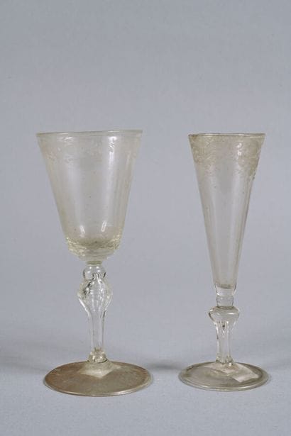 Grand verre à pied en verre soufflé, taillé...