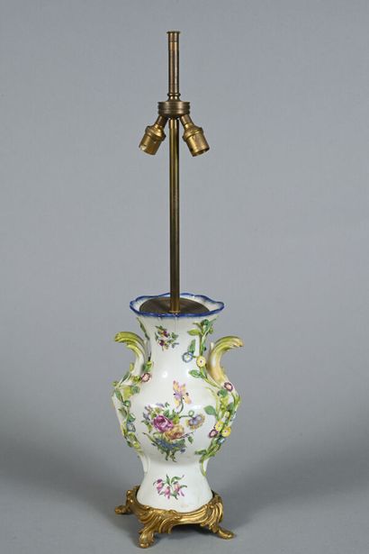 Vase balustre en porcelaine à décor polychrome...