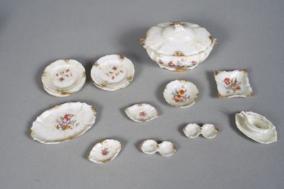 Dînette d'enfant en porcelaine à décor polychrome...