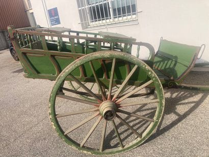 Voiture hippomobile en bois repeint en vert...