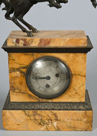 Pendule borne en marbre veiné, moulures feuillagées,...