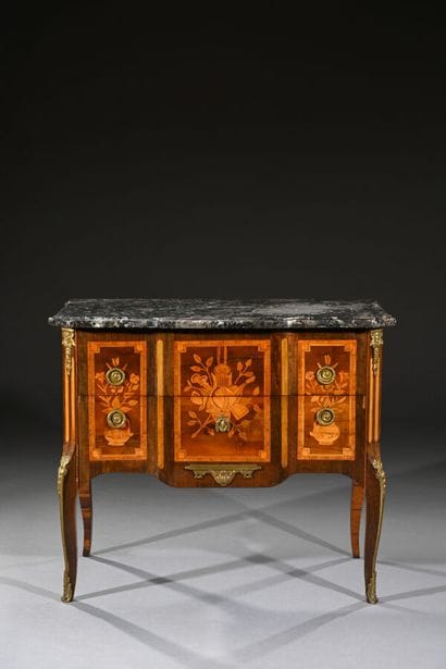 Commode en sauteuse Transition Louis XV-Louis...
