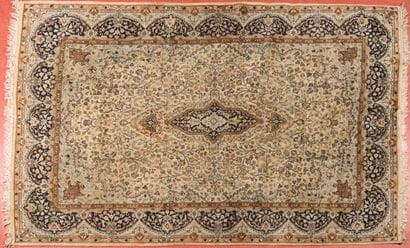Tapis, Inde
Chaîne trame coton velours laine
Fin...