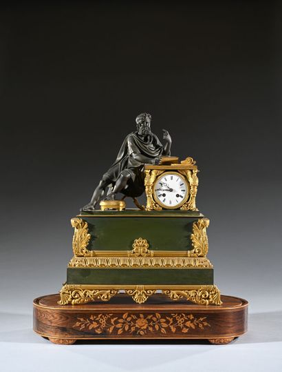Importante pendule en bronze patiné vert...